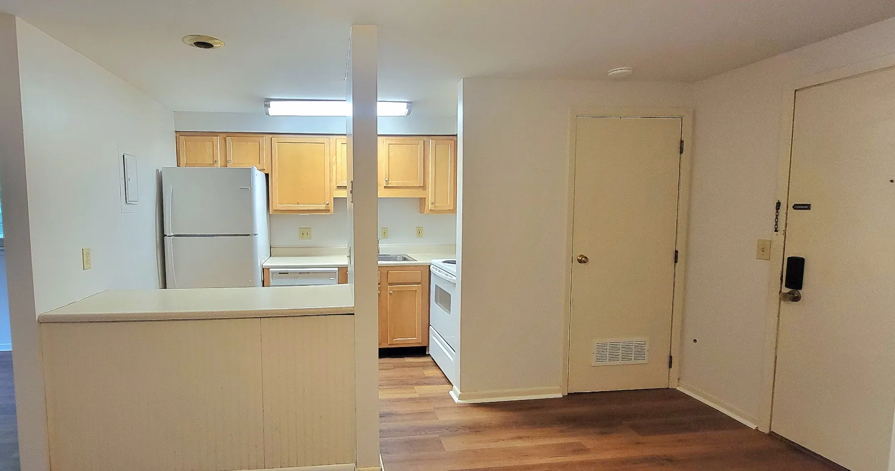 2022 Summit St. kitchen and entry area with breakfast bar, white appliances, and maple cabinetry
