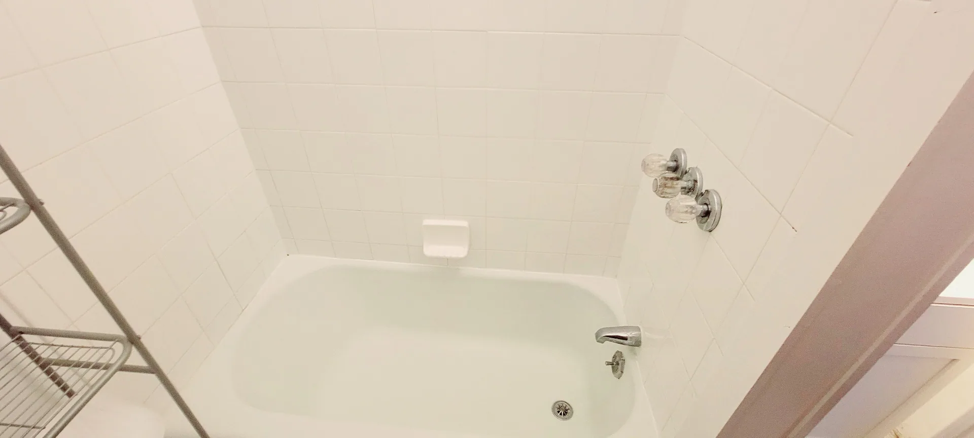 2054 Iuka Ave. C bathroom tub and tile surround