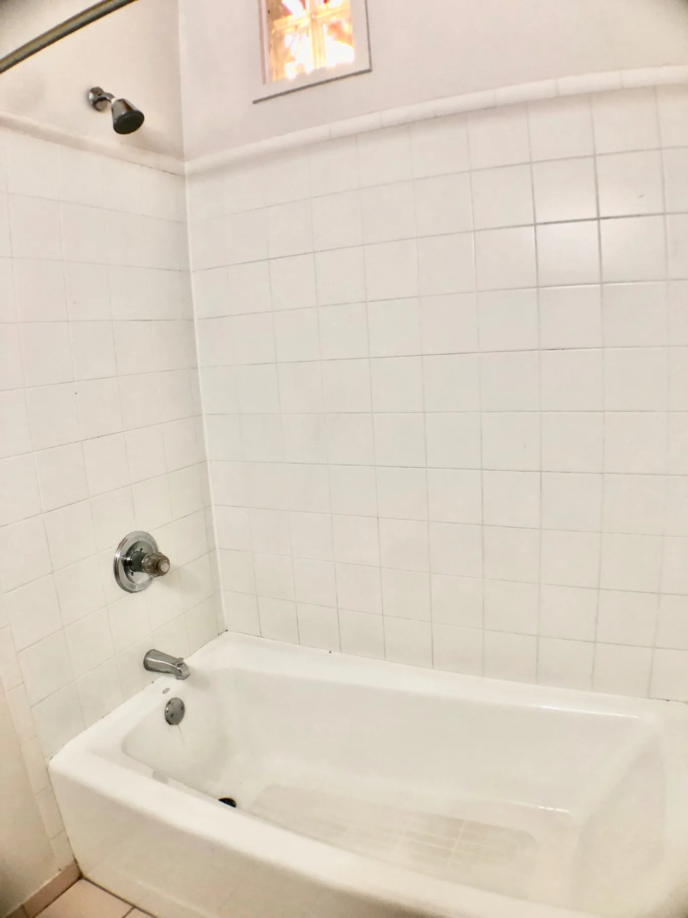 2040 Iuka Ave House bathroom with tiled tub/shower surround