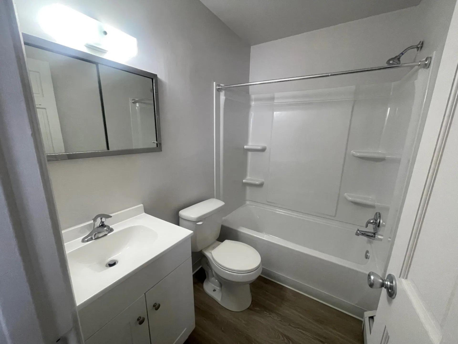 1827 N 4th St. Unit 8 bathroom with mirrored medicine cabinet and tub/shower combo