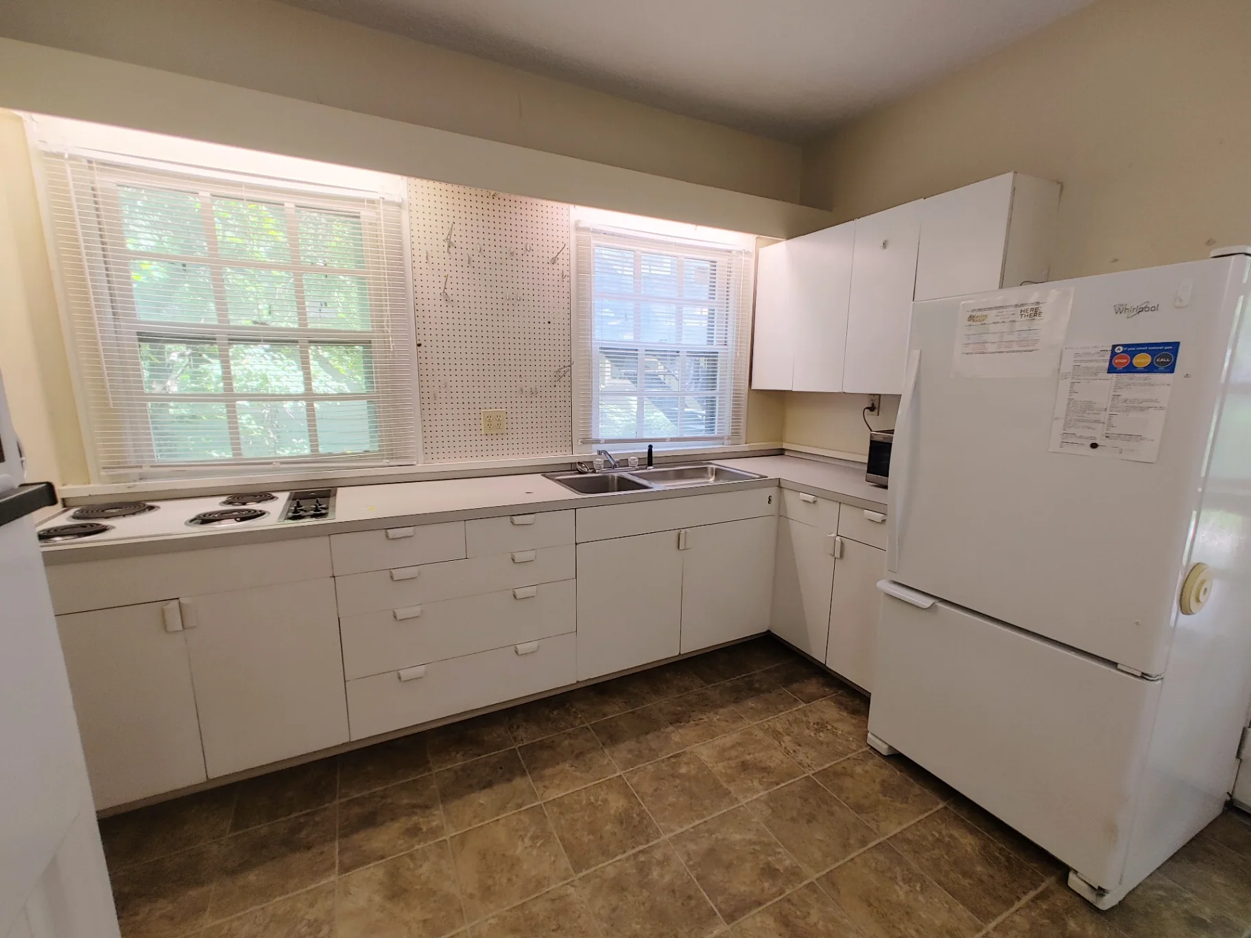 2026 Iuka Ave B oversized L-shaped kitchen with abundant cabinets, gas cooktop, and full-size refrigerator