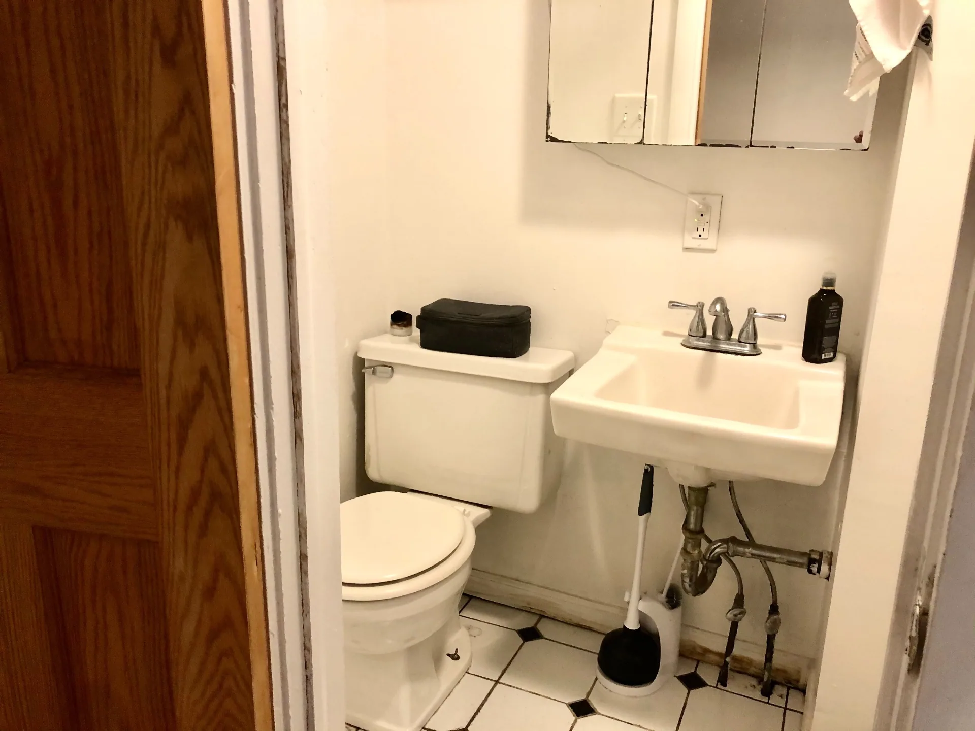 89 E Woodruff Ave. Unit 89 bathroom with pedestal sink, medicine cabinet, and tile floor