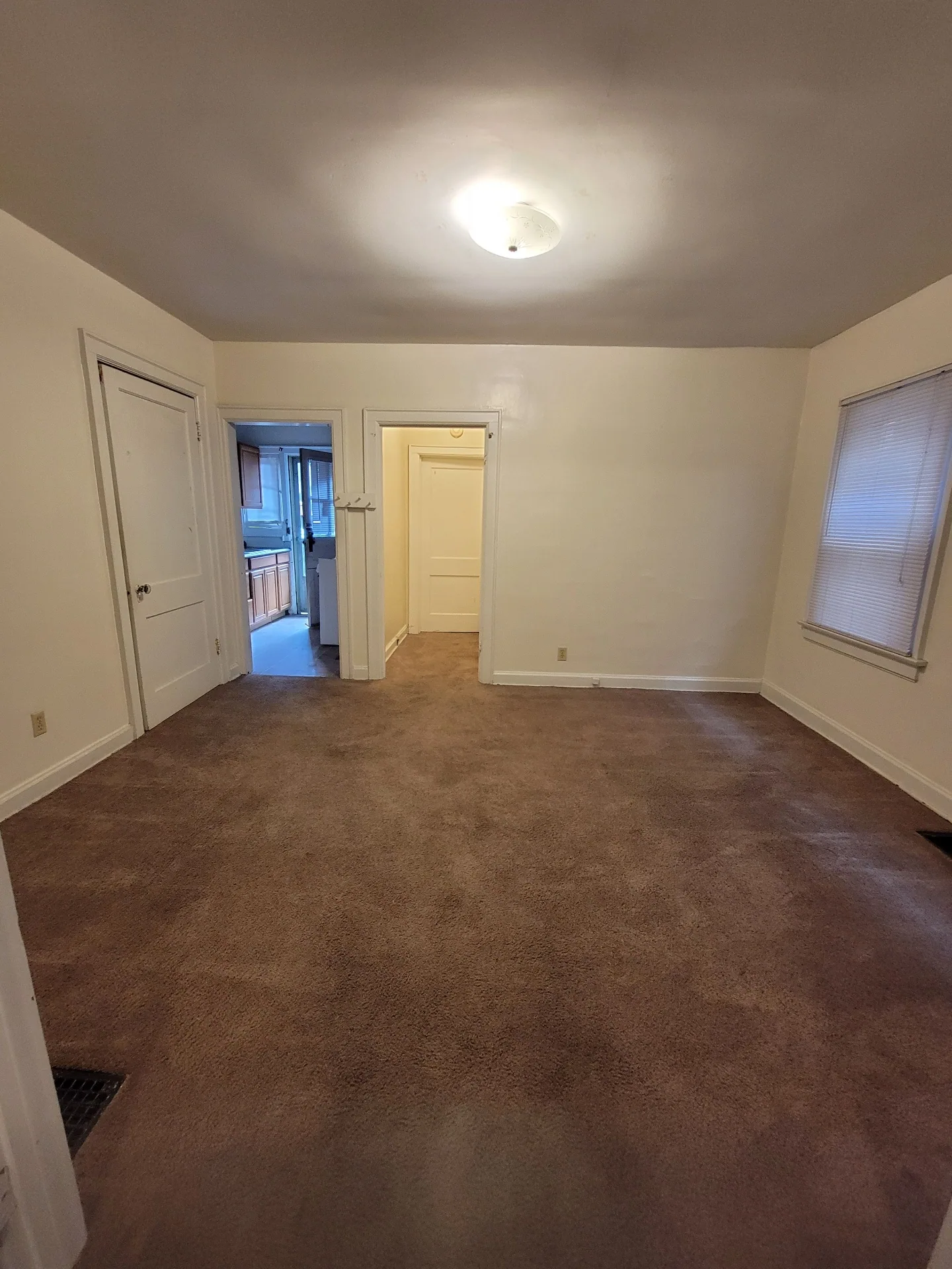 2048 Iuka Ave. B middle room view toward the kitchen