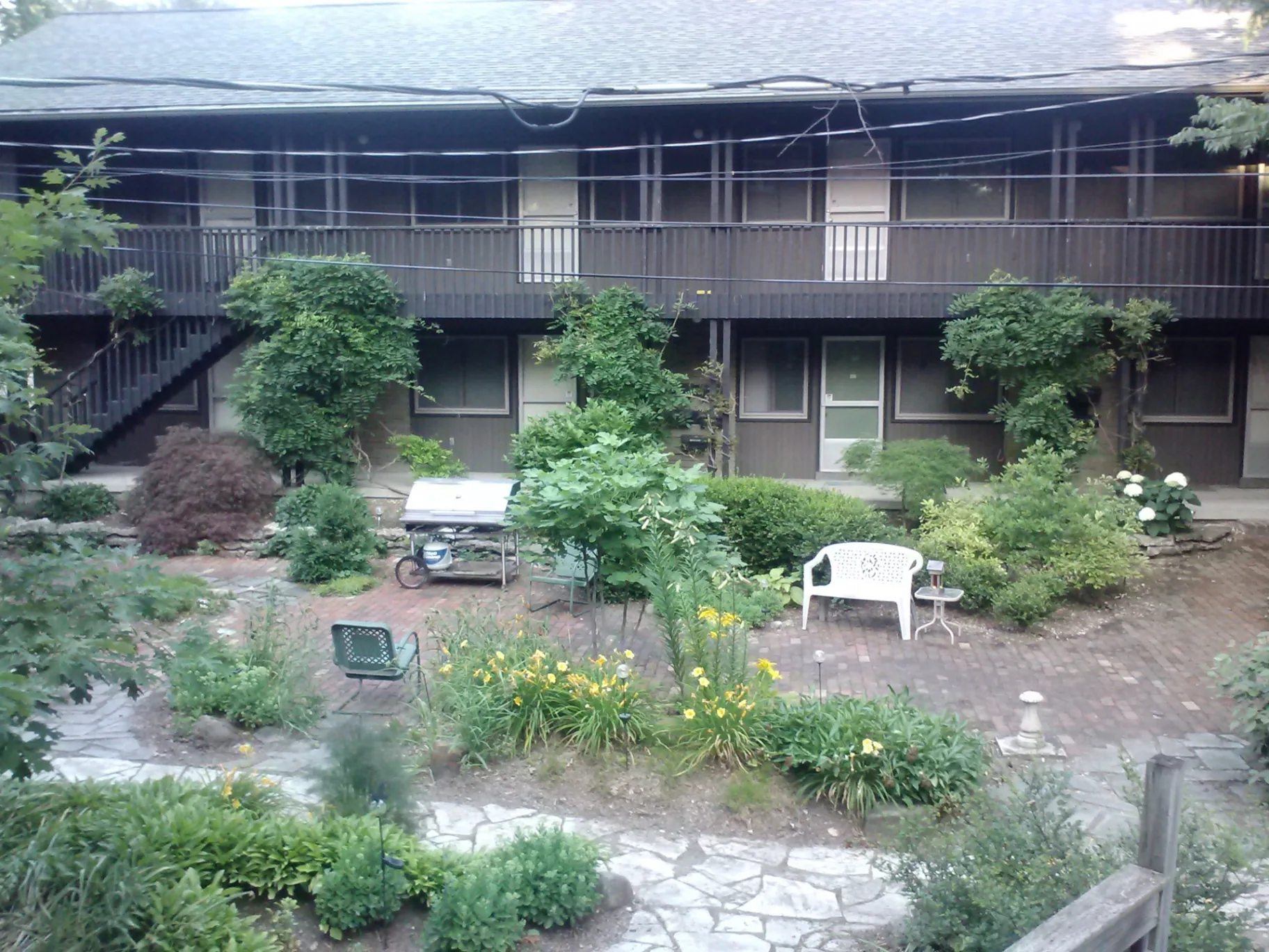 2040 Iuka Ave 4B exterior courtyard view with mature landscaping and shared garden