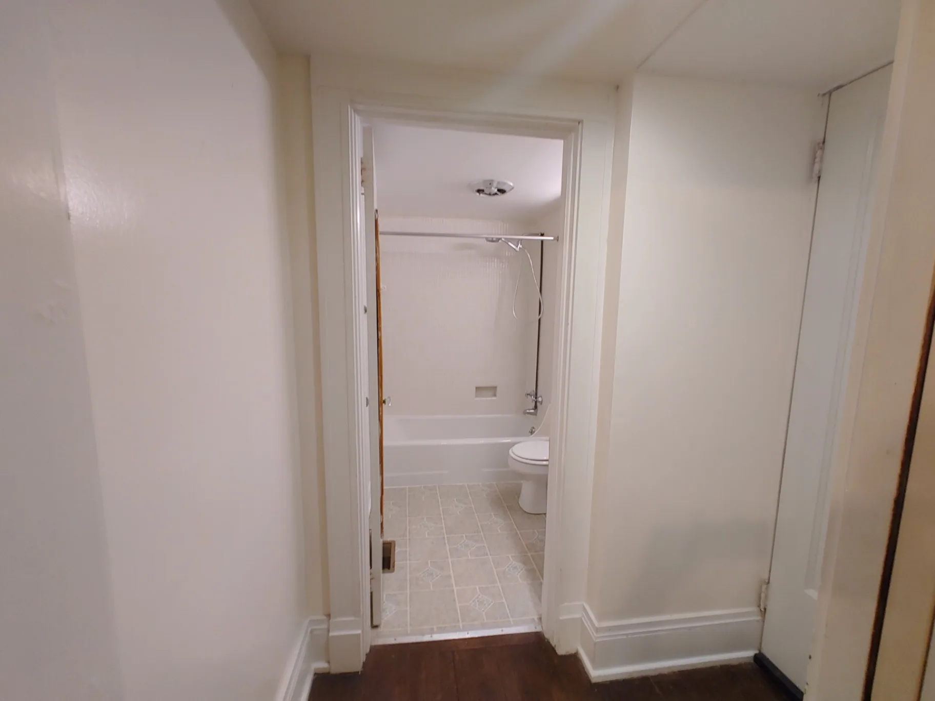 2026 Iuka Ave B hallway view into the full bathroom with tub/shower