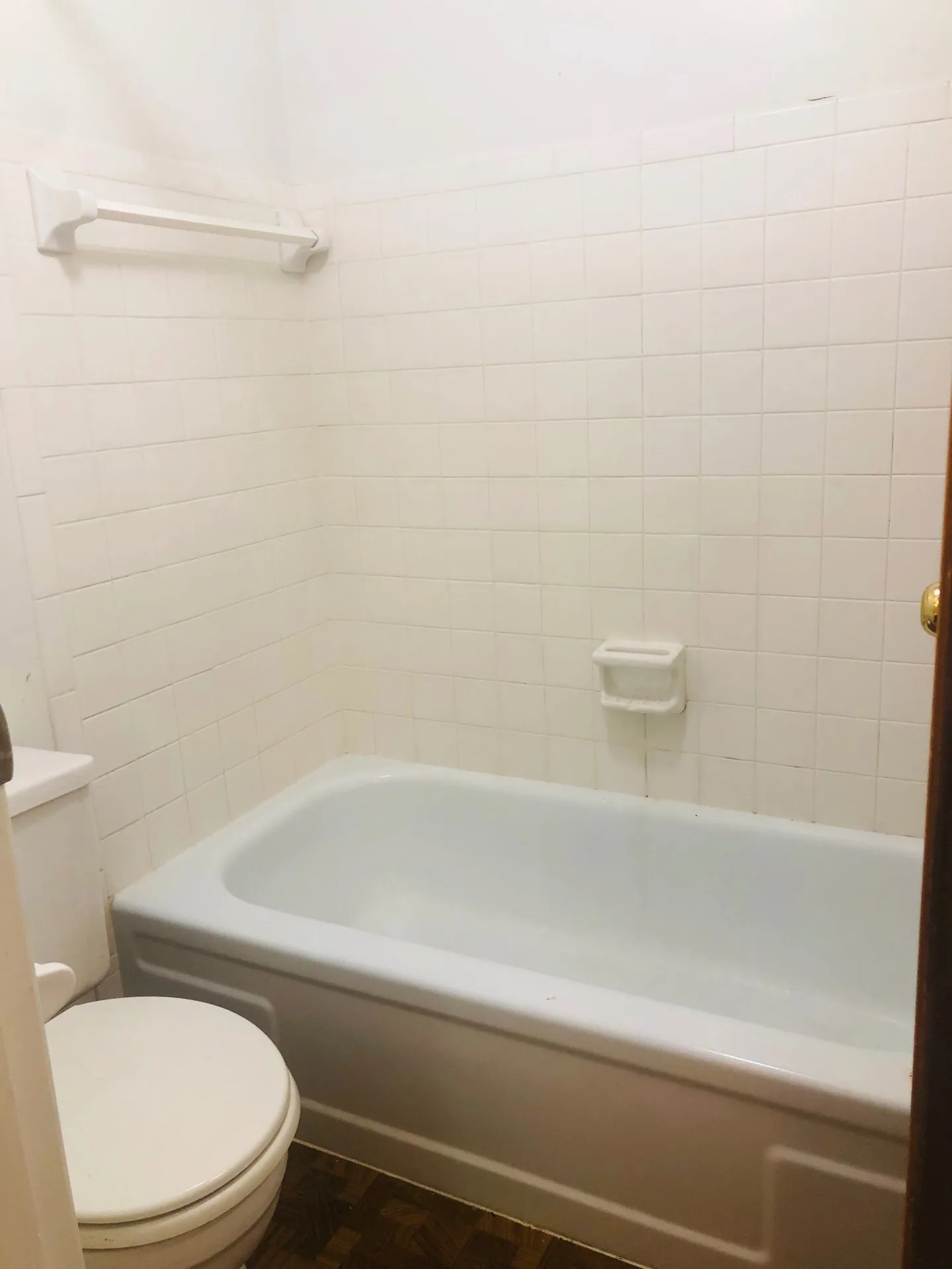 2028 Summit St. tiled tub/shower and toilet