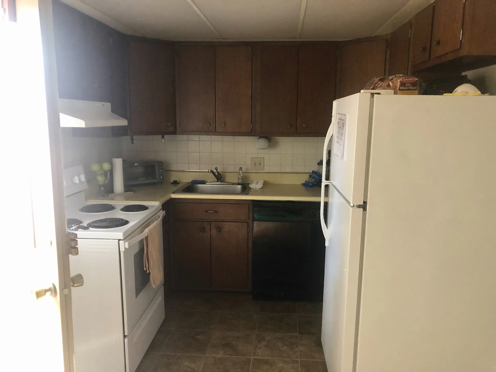 2024 Iuka Ave kitchen with full-size range, fridge, and dishwasher
