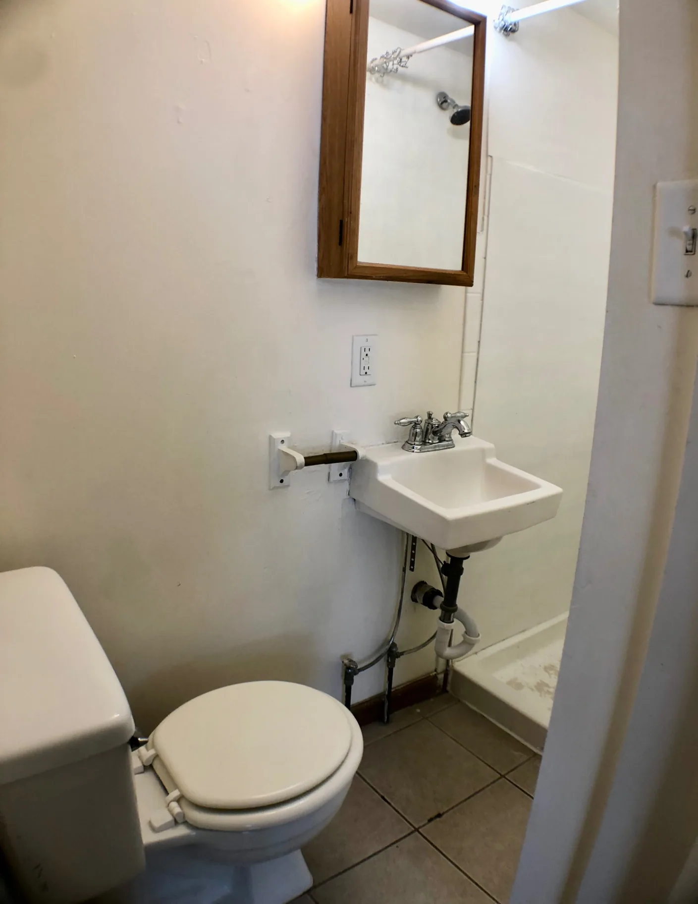 89 E Woodruff Ave. Unit A bathroom with pedestal sink, medicine cabinet, and tiled shower