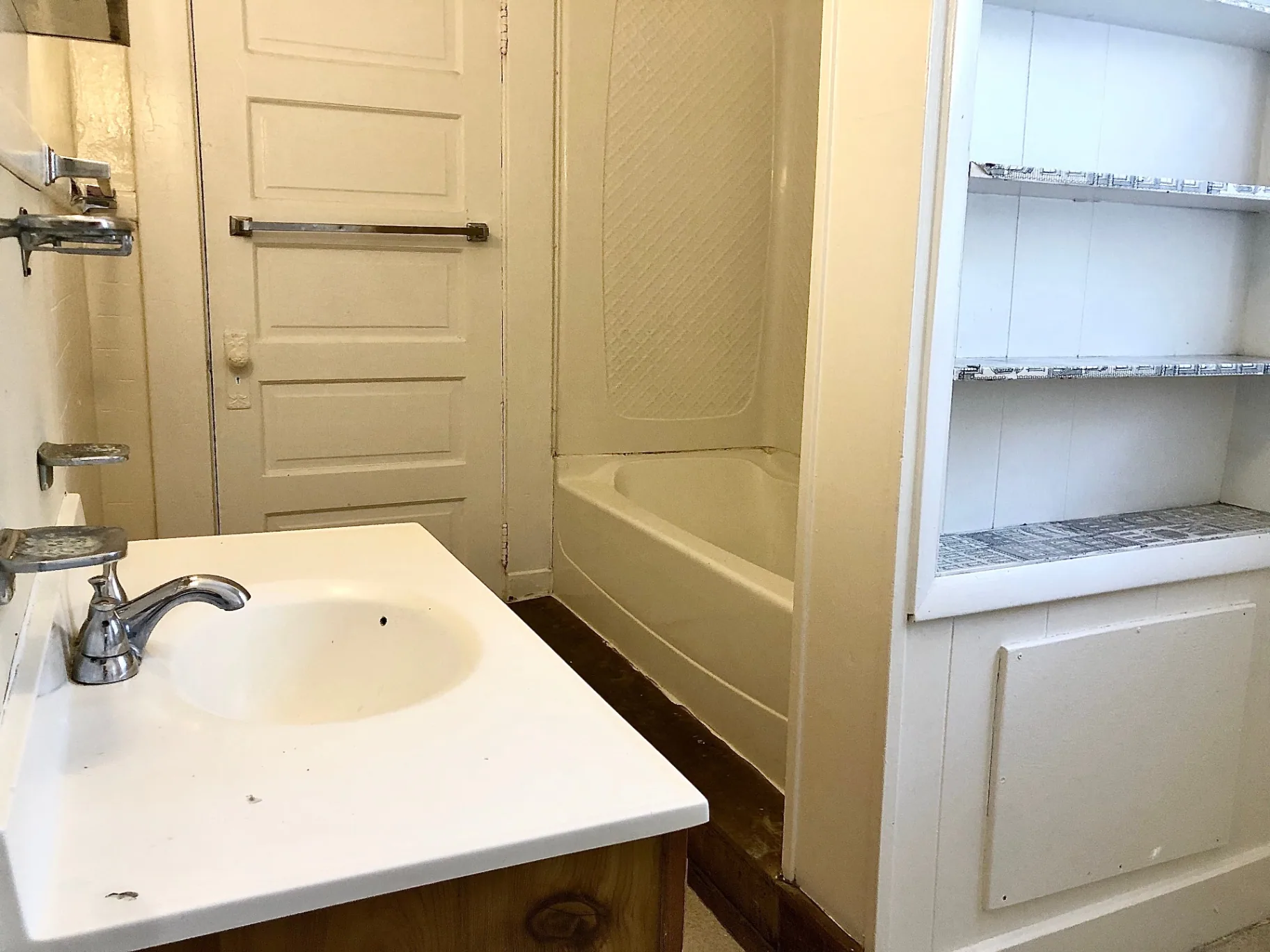 2015 Summit St. bathroom with sink, tub/shower combo, and built-in shelving